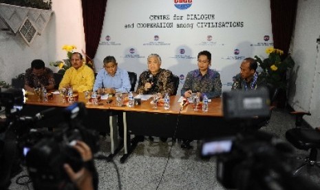 Ketua PP Muhammadiyah Din Syamsuddin (tengah ) berbicara saat konfrensi pers terkait Pilpres 2014 dikantor Center For Dialogue and Coorperation among Civilisations (CDCC) Jakarta, Jumat (20/6). Mereka meminta kepada kedua pasangan calon agar tidak membawa 