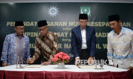 Ketua PP Muhammadiyah Haedar Nashir (tengah kiri) bersama Ketua Umum PB Nahdlatu Wathan M Zainul Majdi didampingi Sekjen PP Muhammadiyah Abdul Mu'ti (kiri) serta Sekjen PB Nahdlatul Wathan Hasanain Juaini (kanan) saat penandatanganan kerjasama antara PP Mu