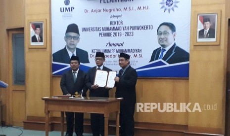 Ketua PP Muhammadiyah Prof Dr Haedar Nashir resmi melantik Dr Anjar Nugroho  sebagai Rektor Universitas Muhammadiyah Purwokerto periode 2019-2023.  Pelantikan berlangsung di aula AK Anshori Gedung Rektorat UMP, Sabtu (13/4).