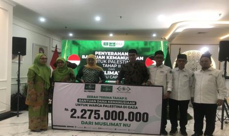 Ketua PP Muslimat NU Khofiah Indar Parawansa (Ke empat dari kiri) saat menyerahkan bantuan kemanusiaan ke dua untuk rakyat Palestina kepada Ketua LAZISNU PBNU Habib Hasan Al Bahar, di lantai dasar Gedung PBNU, Jakarra, Rabu (20/12/2023).