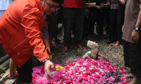 Ketua PP Pemuda Muhammadiyah Dahnil Anzar Simanjuntak tengah menabur bunga di makam Siyono 