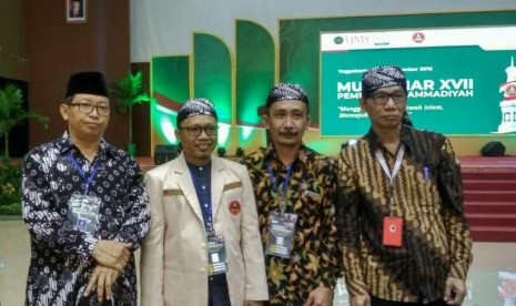 Ketua PP Pemuda Muhammadiyah Sunanto (berjas) dan peserta Muktamar PP Pemuda Muhammadiyah, Yogyakarta, Senin (26/11)