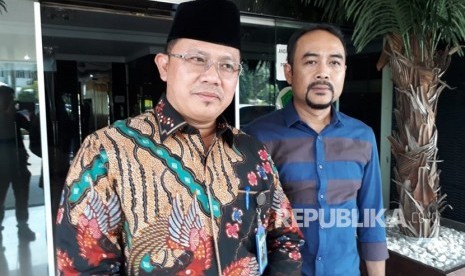 Ketua PPIH  Embarkasi Jakarta Pondok Gede, Saiful Mujab meninjau persiapan terakhir Asrama Haji Pondok Gede, Ahad (15/7). 