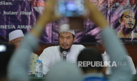 Ketua Presidium Alumni 212 Ustad Ansufri Idrus Sambo memberikan keterangan kepada awak media saat menggelar jumpa pers di Masjid Baiturrahman, Jakarta, Kamis (25/5).