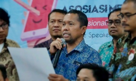 Ketua Presidium AMSI Wenseslaus Manggut (ketiga kanan)