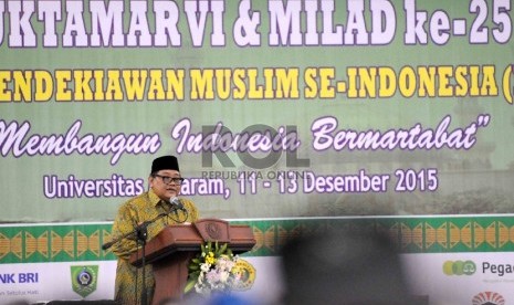 Ketua Presidium Ikatan Cendekiawan Muslim Indonesia (ICMI) Sugiharto memberikan sambutannya saat pembukaan Muktamar VI dan Milad ke-25 ICMI di Universitas Mataram, Nusa Tenggara Barat, Sabtu (12/12). 