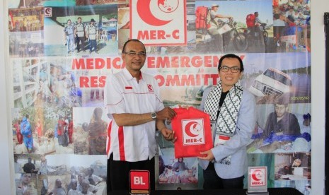 Ketua Presidium MER-C dr Sarbini Abdul Murad (kiri)  dan Direktur PT Bukalapak.Com Fajrin Rasyd usai menandatangani nota kesepahaman antara MER-C dan PT Bukalapak, Jumat (8/3).