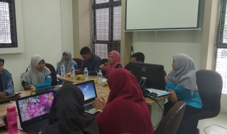  Ketua Prodi Ilmu Perpustakaan Fakultas Adab dan Humaniora UIN Ar-Raniry, Nurhayati Ali Hasan MLIS memberikan arahan sekaligus membuka acara pelatihan secara resmi, Sabtu (28/9).