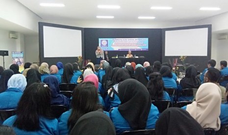 Ketua Prodi Manajemen Pajak UBSI Kalimalang, Eka Dyah Setyaningsih membuka seminar.