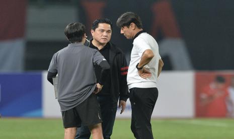 Ketua Umum PSSI Erick Thohir berbincang dengan pelatih timnas Indonesia Shin Tae-yong (kanan) seusai menyaksikan laga FIFA Matchday belum lama ini.