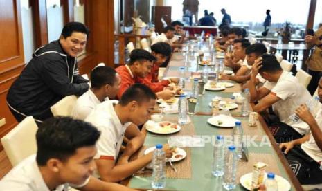 Ketua PSSI Erick Thohir menemui official dan para pemain timnas U23 di Star Convention Hotel Rayong, Thailand, Sabtu (26/8/2023). 