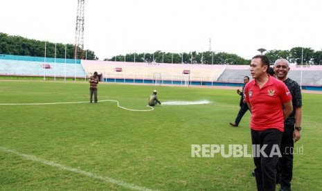 Ketua PSSI Mochamad Iriawan (kanan) meninjau lapangan pendukung Piala Dunia U-20 di Stadion Gelora Delta Sidoarjo, Jawa Timur, Ahad (9/2/2020).