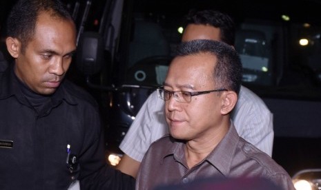 Ketua PTUN Medan Tripeni Arianto (tengah) digiring masuk ke dalam Gedung KPK, Jakarta, Jumat (10/7) dini hari.  