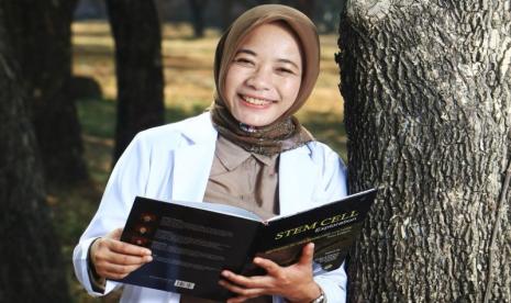 Ketua Pusat Penelitian dan Pengembangan Stem Cell Universitas Airlangga Dr. Purwati mengembangkan metode terapi stem cell untuk mengobati diabetes melitus tipe 2. 