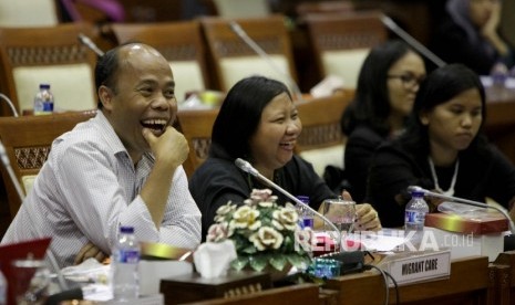  Ketua Pusat Studi Migrasi Migrant Care Anis Hidayah (kanan) bersama Aktivis Migrant Care Wahyu Susilo (kiri) saat menghadiri Rapat Dengar Pendapat Umum (RDPU) dengan Komisi IX di Kompleks Parlemen, Senayan, Jakarta, Selasa (25/4). 