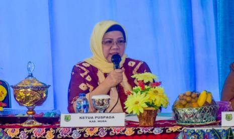 Ketua Puspaga Kabupaten Musi Banyuasin H Asna Aini Apriyadi, saat membuka acara Sosialisasi Forum Pusat Pembelajaran Keluarga (PUSPAGA) Kabupaten Muba, di Cafeteria SMA Negeri 2 Unggul Sekayu, Selasa (4/10/2022). 