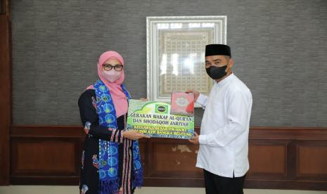 Ketua PW BKMT Babel Melati Erzaldi saat menghadiri program Gerakan Wakaf Alquran dan Sedekah Jariyah sekaligus penyerahan kitab suci Alquran, Jumat pagi (25/3/2022) di Gedung Mahligai Rumah Dinas Gubernur Babel.