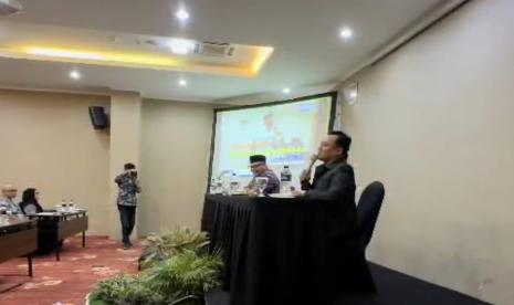 Ketua PW FK APHI DIY, dr. H. Tejo Katon, S.Si, MBA, MM saat memberikan materi manasik kesehatan haji.