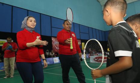 Ketua PWI Jabar H Hilman Hidayat (kanan) dan Ketua IKWI Jabar Jiean Ajiyanpi Novalia (kiri) memberi dukungan kepada peserta Turnamen Bulutangkis se-Jawa Barat ‘PWI Cup’ 2022 yang berlangsung di GOR Bulutangkis PWI Jabar, Kota Bandung, Senin (7/11). 