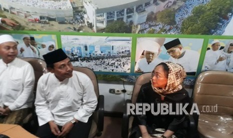 Ketua PWNU Jatim Hasan Mutawakkil Alallah (kedua kiri) dan Sukmawati Soekarnoputri (kedua kanan) menggelar konferensi pers di Kantor PWNU Jatim, Jalan Masjid Al Akbar Timur nomor 9, Gayungan, Surabaya, Rabu (18/4).