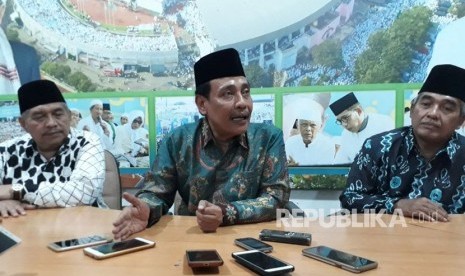 Ketua PWNU Jatim Hasan Mutawakkil Alallah (tengah) saat menggelar konferensi pers di Kantor PWNU Jatim, Surabaya, Rabu (3/4).