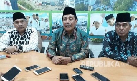 Ketua PWNU Jatim Hasan Mutawakkil Alallah (tengah) saat menggelar konferensi pers di Kantor PWNU Jatim, Surabaya, Rabu (3/4).