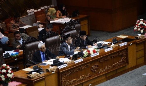 Ketua Rapat Sidang Paripurna, Fahri Hamzah (tengah), Wakil Ketua Rapat Sidang Paripurna, Taufik Kurniawan (kanan), dan Wakil Ketua Rapat Sidang Paripurna, Agus Hermanto (kiri) memimpin Sidang Paripurna Ke-33 di Gedung Nusantara II, Kompleks Parlemen, Jakar