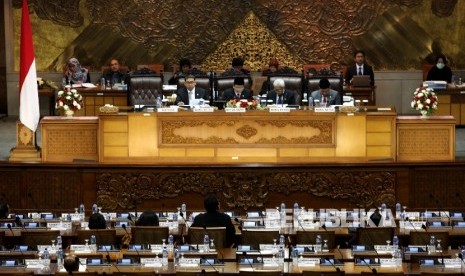 Ketua Rapat Taufik Kurniawan bersama Wakil ketua Rapat Fadli Zon , Agus Hermanto, dan Fahri Hamzah saat  memimpin jalannya Rapat Paripurna DPR di Kompleks Parlemen, Senayan, Jakarta, Kamis (26/5).  (Republika/ Rakhmawaty La'lang)