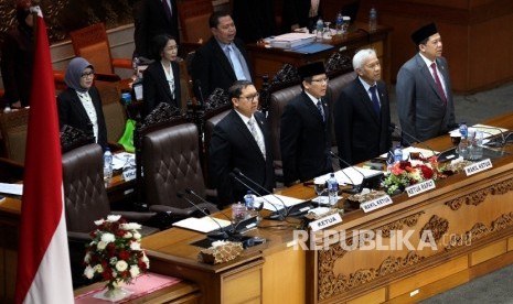 Ketua Rapat Taufik Kurniawan bersama Wakil ketua Rapat Fadli Zon , Agus Hermanto, dan Fahri Hamzah saat  memimpin jalannya Rapat Paripurna DPR di Kompleks Parlemen, Senayan, Jakarta, Kamis (26/5).  (Republika/ Rakhmawaty La'lang)