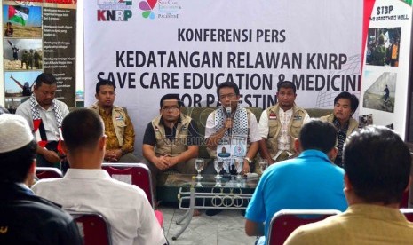  Ketua rombongan Komite Nasional untuk Rakyat Palestina (KNRP) Caca Cahayaningrat (tengah) didampingi rombongan memberikan keterangan pers saat tiba di Indonesia setelah mengunjungi Gaza di Kantor KNRP, Jakarta, Kamis (11/4).  (Republika/Agung Supriyanto)