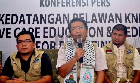  Ketua rombongan Komite Nasional untuk Rakyat Palestina (KNRP) Caca Cahayaningrat (tengah) didampingi rombongan memberikan keterangan pers saat tiba di Indonesia setelah mengunjungi Gaza di Kantor KNRP, Jakarta, Kamis (11/4).  (Republika/Agung Supriyanto)