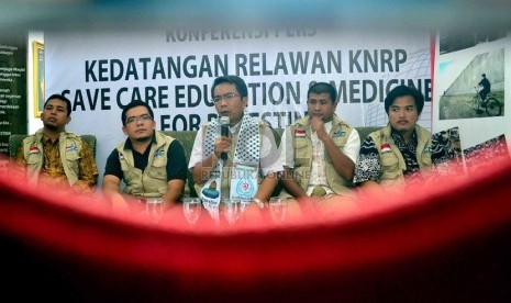  Ketua rombongan Komite Nasional untuk Rakyat Palestina (KNRP) Caca Cahayaningrat (tengah) didampingi rombongan memberikan keterangan pers saat tiba di Indonesia setelah mengunjungi Gaza di Kantor KNRP, Jakarta, Kamis (11/4).  (Republika/Agung Supriyanto)