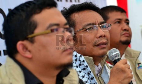 Ketua rombongan Komite Nasional untuk Rakyat Palestina (KNRP) Caca Cahayaningrat (tengah) memberikan keterangan kepada wartawan saat tiba di Indonesia setelah mengunjungi Gaza di Kantor KNRP, Jakarta, Kamis (11/4).  (Republika/Agung Supriyanto)