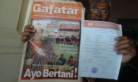 Ketua RT 04/011 Kelurahan Sindangrasa Zaenal Arifin, menunjukan sebuah tabloid Gerakan Fajar Nusantara (Gafatar) di kediamannya Ciamis, Jawa Barat, Kamis (14/1). 