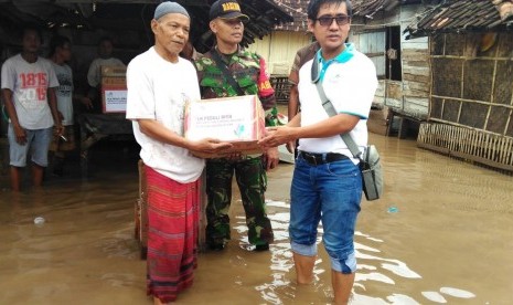 Ketua RT 7 Tanjung, Rasanae, Bima, Nusa Tenggara Barat (NTB) menerima bantuan dari GM PLN Wilayah NTB, Karyawan Aji, pada Sabtu (24/12).