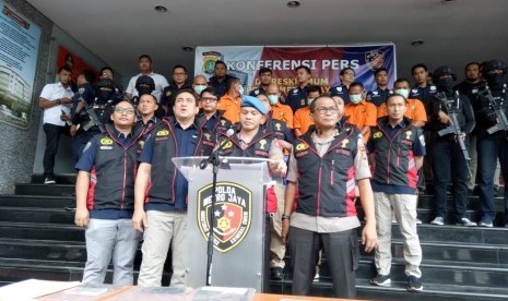 Ketua Satgas Antimafia Bola, Brigjen Hendro Pandowo (topi biru) saat memberi keterangan pers terkait dugaan pengaturan skor di Liga 3 antara Persikasi Bekasi dan Perses Sumedang di Mapolda Metro Jaya. 