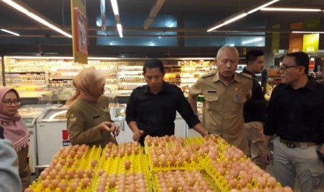 Ketua Satgas Pangan Jabar, Kombes Pol Samudi, SiK, (tengah) saat sidak harga daging dan telur ayam