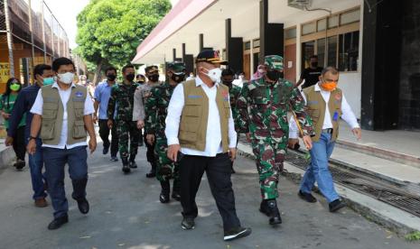 Ketua Satgas Penanganan COVID-19 Letjen TNI Ganip Warsito (kiri memakai rompi) memberi arahan saat melakukan peninjauan tempat isolasi terpusat (isoter) GOR Gelarsena, Klaten, Jawa Tengah, Rabu (28/7). 