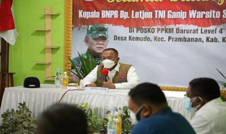 Ketua Satgas Penanganan COVID-19 Letjen TNI Ganip Warsito memberikan sambutan dan arahan saat meninjau pelaksanaan tugas Posko Pemberlakuan Pembatasan Kegiatan Masyarakat (PPKM) Mikro di Desa Kemudo, Kecamatan Prambanan, Kabupaten Klaten, Jawa Tengah, Rabu (28/7).