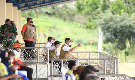 Ketua Satuan Tugas Penanganan (Satgas) Penanganan Covid-19 Letjen TNI Ganip Warsito, S.E,. M.M. (baju putih rompi) saat tiba untuk melakukan pengecekan terkait penguatan protokol kesehatan di venue sepak bola putra di Stadion Mandala, Jayapura, Jumat (1/10).