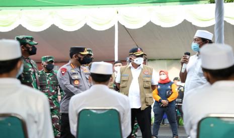 Ketua Satuan Tugas (Satgas) Penanganan Covid-19 Letjen TNI Ganip Warsito, S.E,. MM. (dua kanan) bersama Panglima TNI Marsekal Hadi Tjahjanto (kiri), Kapolri Jenderal Listyo Sigit Prabowo (dua kiri)  saat memdengarkan pendapat warga tentang kegiatan vaksinasi di Stadion Gelora Bangkalan, Madura, Jumat (18/6).