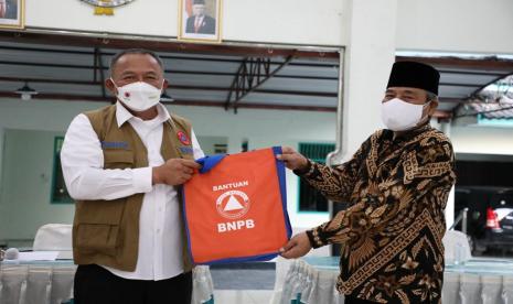 Ketua Satgas Penanganan COVID-19 Letjen TNI Ganip Warsito memberi arahan dalam peninjauan pelaksanaan PPKM Mikro di Kelurahan Maguwoharjo, Sleman, DI Yogyakarta, Selasa (27/7). FOTO: Komunikasi Kebencanaan/Ignatius Toto Satrio