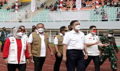 Ketua Satuan Tugas (Satgas) Penanganan COVID-19 Letjen TNI Ganip Warsito mengingatkan kepada seluruh masyarakat yang telah mendapatkan vaksin agar tetap konsisten menerapkan protokol kesehatan (prokes) seperti memakai masker, menjaga jarak  dan mencuci tangan dengan sabun. Sebab, selain vaksinasi, penerapan prokes juga menjadi komponen utama dalam rangka memutus penularan virus SARS-CoV-2 penyebab COVID-19.