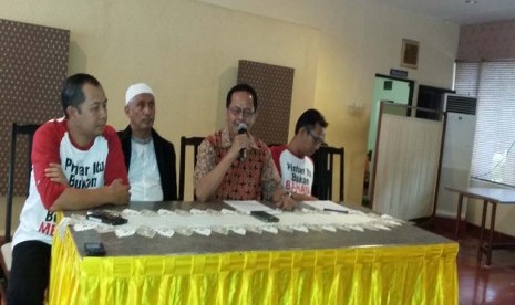 Ketua SC Jakbook 2015 Hikmat Kurnia, Penasehat Ikapi DKI Achmad Mihdan, Ketua Ikapi DKI Afrizal Sinaro dan Ketua Panitia Jakbook 2015 Tatang T Sudensyah (kiri-kanan) pada jumpa pers di Jakarta, Selasa (28/7)