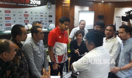 Ketua SC Piala Presiden Maruarar Sirait (berkaos merah) saat mendengar alasan Direktur Persija Gede Widiade (membelakangi kamera) mengenai alasan perubahan jadwal semifinal Piala Presiden 2018. 