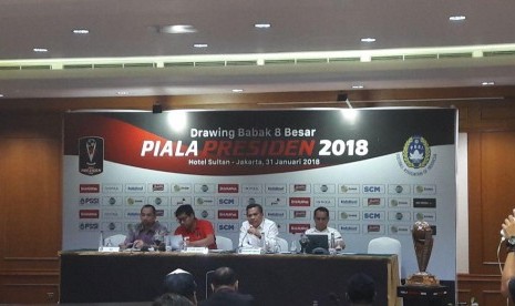 Ketua SC Piala Presiden Maruarar Sirat (kedua dari kiri) dan Ketua Penyelenggara Berlinton Siahaan (ketiga dari kiri) saat Pengundian Babak Perempat Final Piala Presiden 2018, Rabu (31/1)