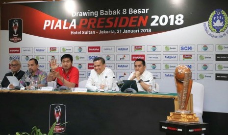 Ketua SC Piala Presiden Maruarar Sirat (kedua dari kiri) dan Ketua Penyelenggara Berlinton Siahaan (ketiga dari kiri) saat Pengundian Babak Perempat Final Piala Presiden 2018, Rabu (31/1) 