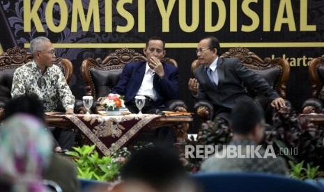 Ketua Sementara Komisi Yudisial (KY) Maradaman Harahap (kanan) berbincang bersama Komisioner Joko Sasmito (tengah) dan Sumartoyo (kiri).