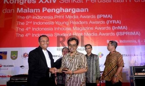 Ketua Serikat Perusahaan Pers (SPS) Dahlan Iskan menyerahkan tropi kepada Kabag Infografis Republika Muhamad Ali Imron untuk gold winner hBest of National Newspaper IPMA 2015 untuk Republika di sela gelaran Hari Pers Nasional di Batam, Sabtu (7/2).