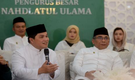 Ketua Steering Commitee Satu Abad Nahdlatul Ulama (NU) Erick Tohir bersama Ketua Umum Pengurus Besar Nahdlatul Ulama (PBNU) KH Yahya Cholil Staquf memberikan keterangan terkait puncak resepsi satu abad NU di Kantor Pusat PBNU, Jakarta, Jumat (27/1/2023).